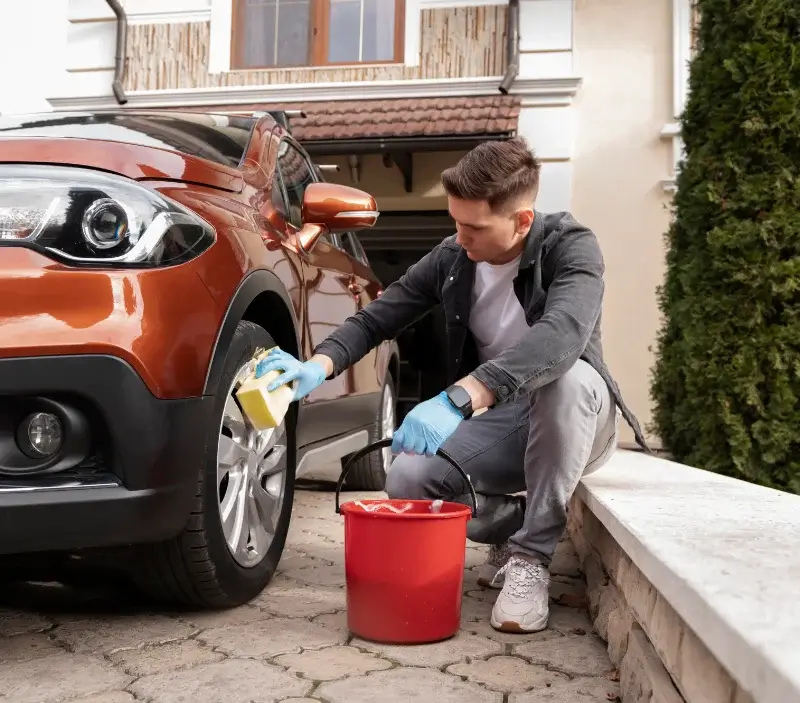 Lavage auto à domicile Yronde-et-Buron : professionnel intervenant sur un véhicule